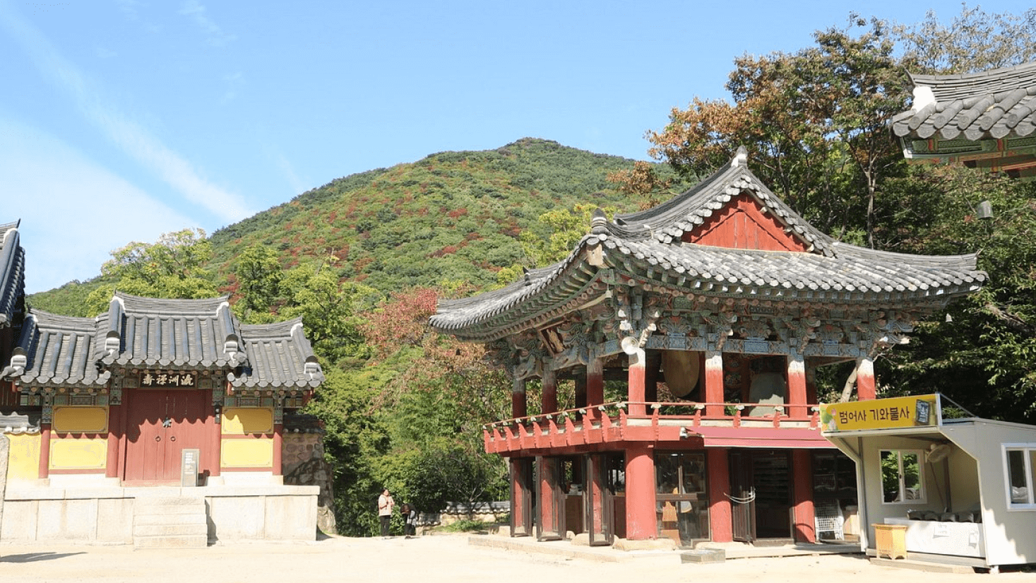 Templo Beomeo-sa em Busan, Coreia do Sul, cercado por montanhas e natureza exuberante