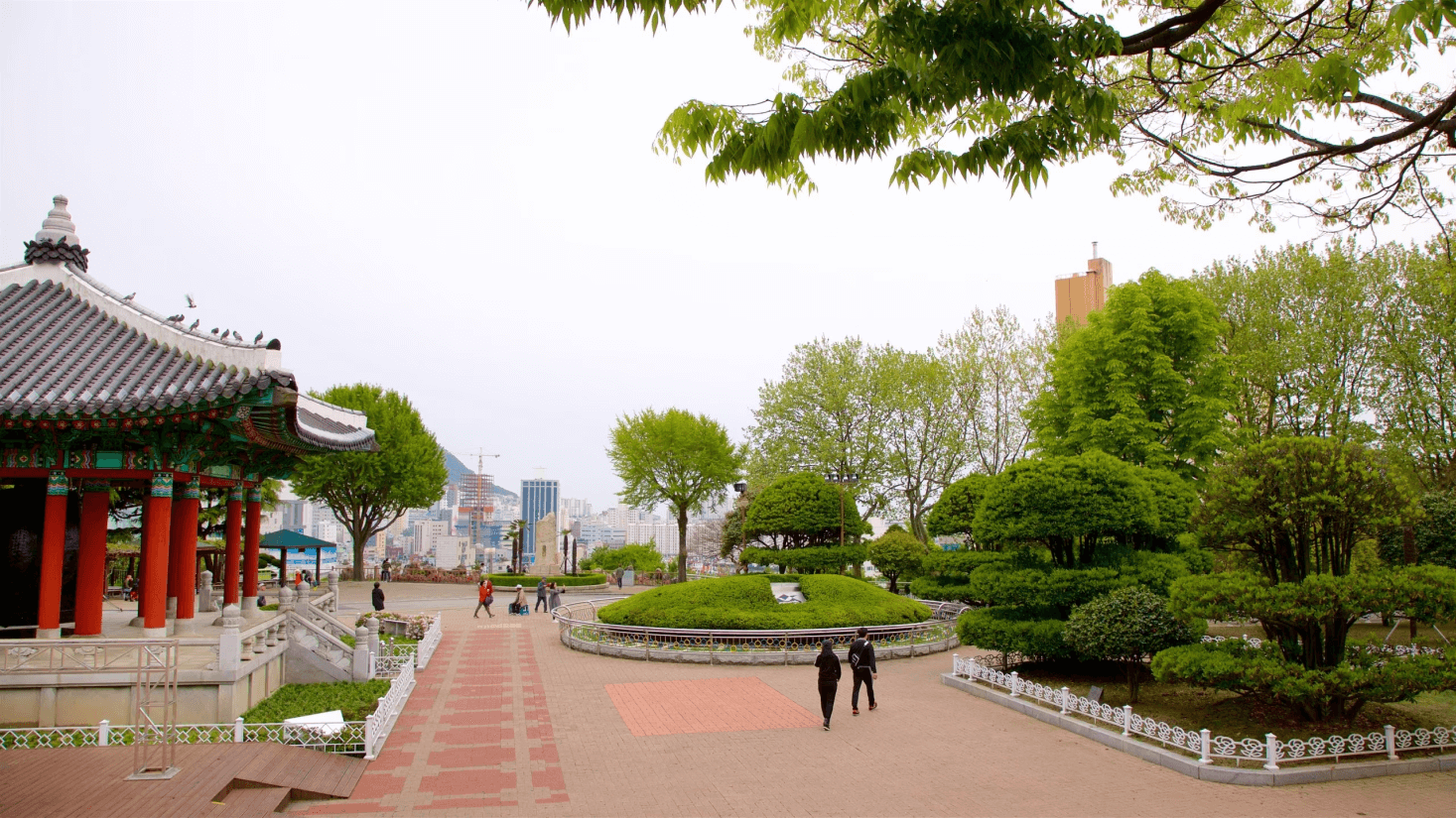Vista do Parque Yongdusan em Busan, Coreia do Sul, com a Torre Busan ao fundo